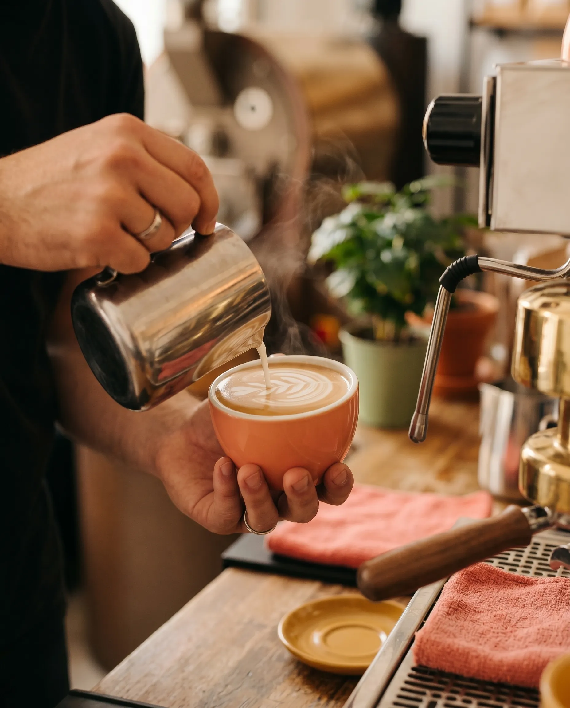 Turnare de latte art într-o ceașcă
